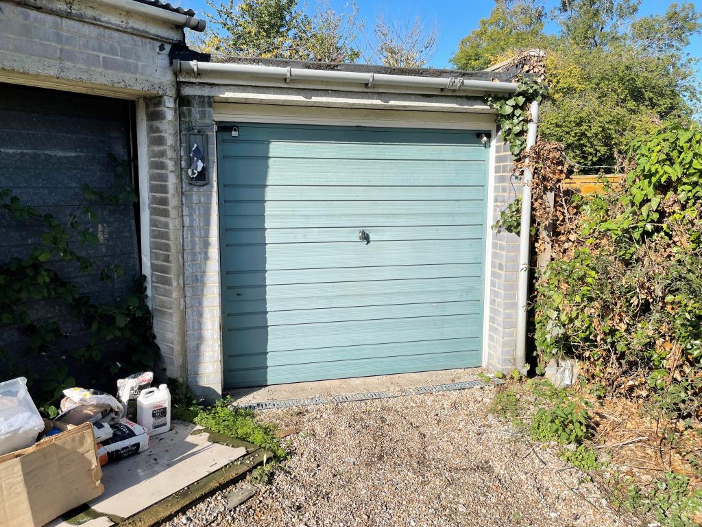 Lot: 27 - VACANT LOCK UP GARAGE - 